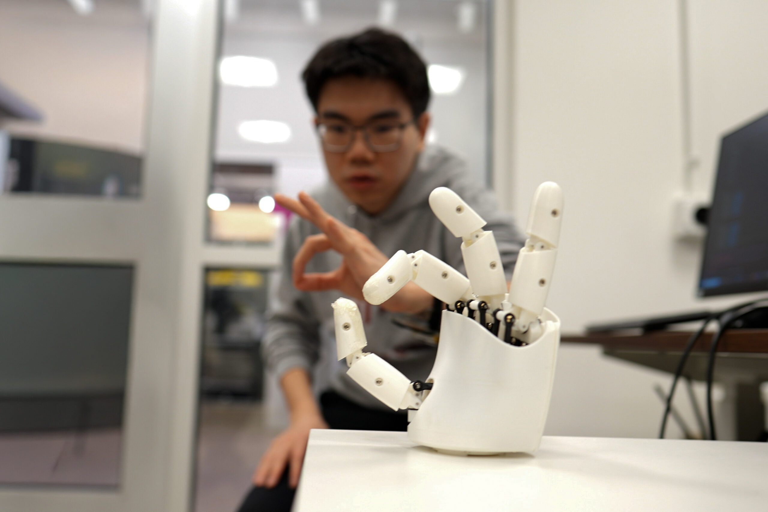 wristband-enables-wearers-to-control-a-robotic-hand-with-their-own-movements
