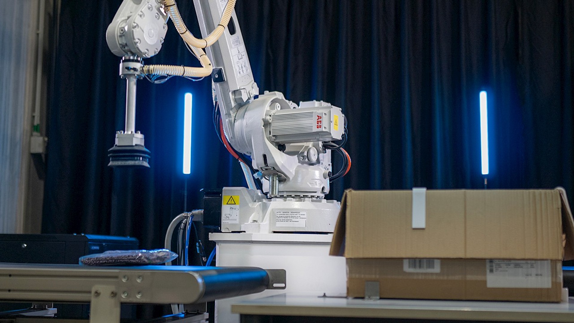 abb-robotics-adds-ai-robot-trainer-to-fashion-inductor-module